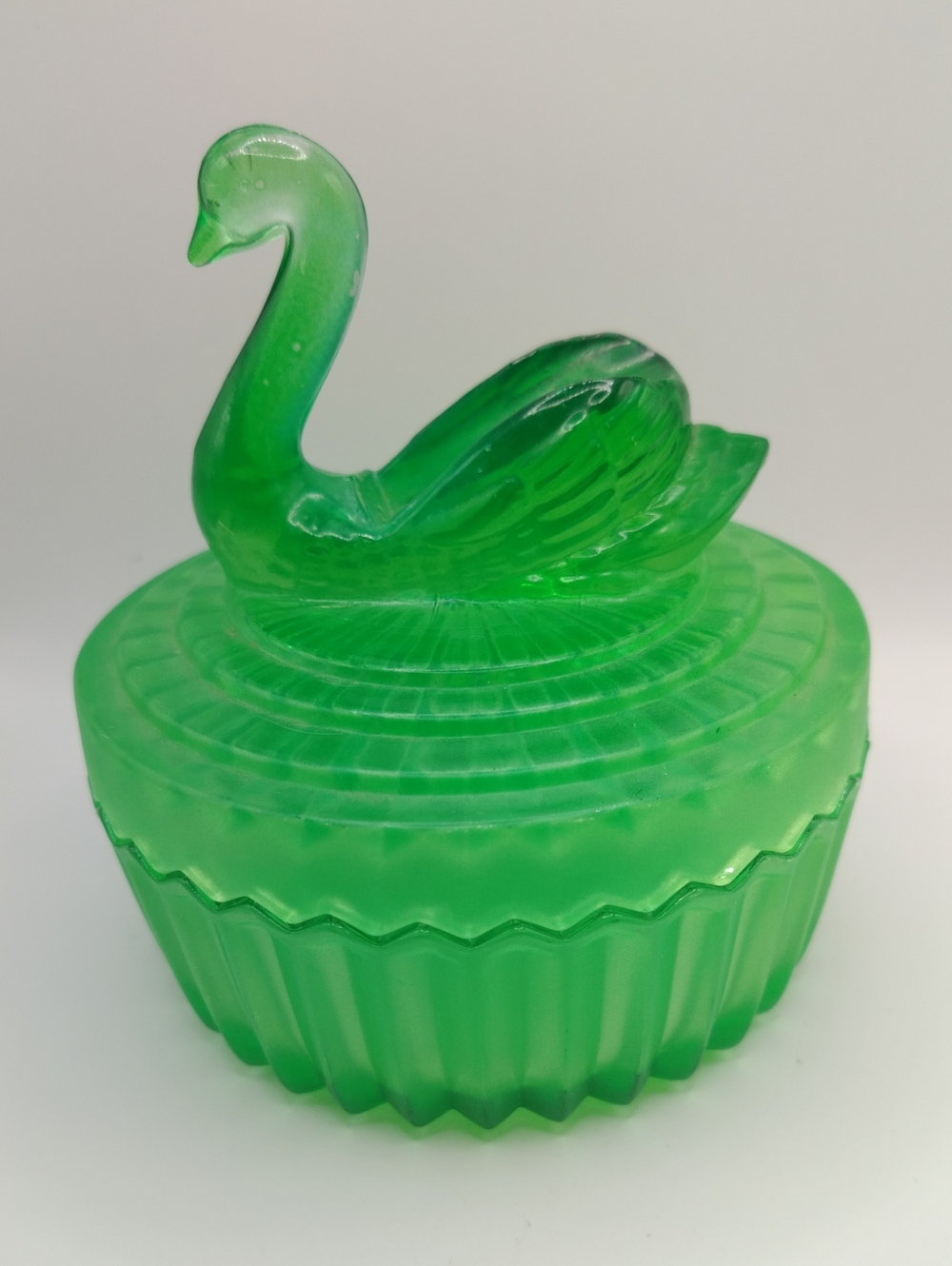Vintage Green Flashed Glass Swan Powder/Jewelry Box 5" x 4.5" W/ A Few Scratches